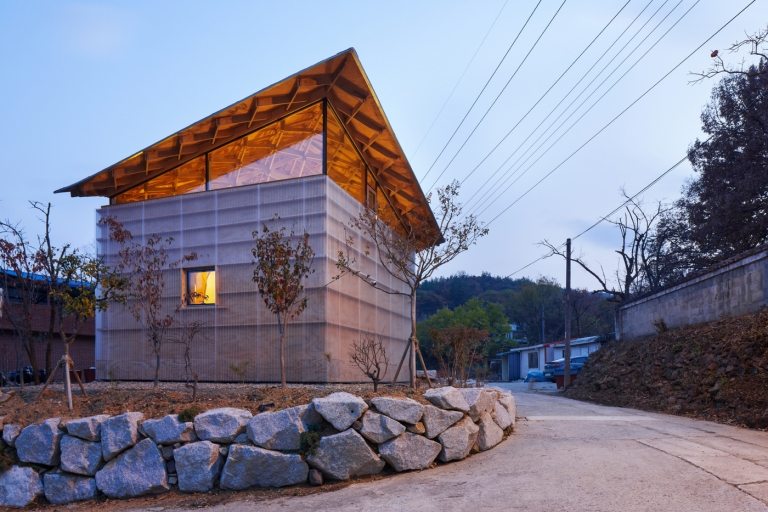 عزل منزل خشبي كوريا الجنوبية معلقة خشبية سقف نافذة زجاجية أعلاه