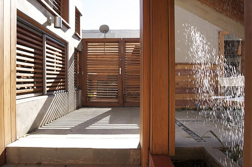 نافذة تصميم داخلي بإطار خشبي في تصميم العمارة الحديثة