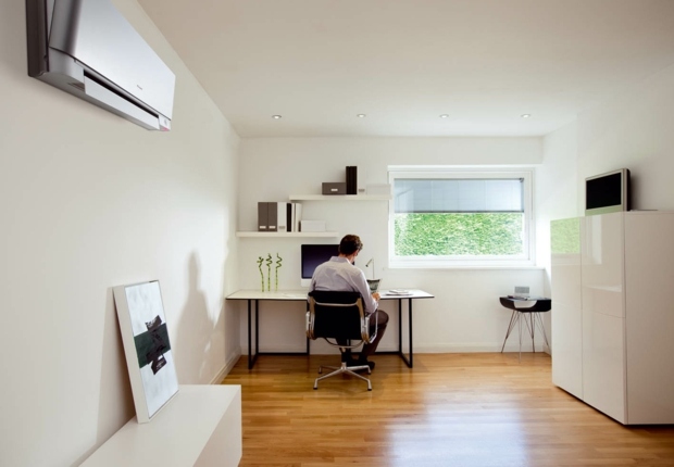 تصميم مكيفات ارضيات خشبية جدران بيضاء مكتب