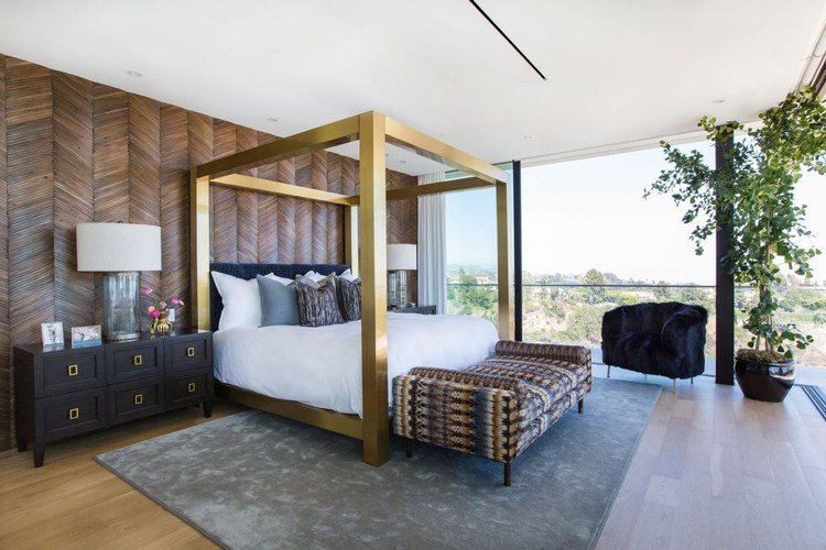 مقعد سرير في غرفة النوم بألواح الجدران الخشبية بنمط الأزتيك