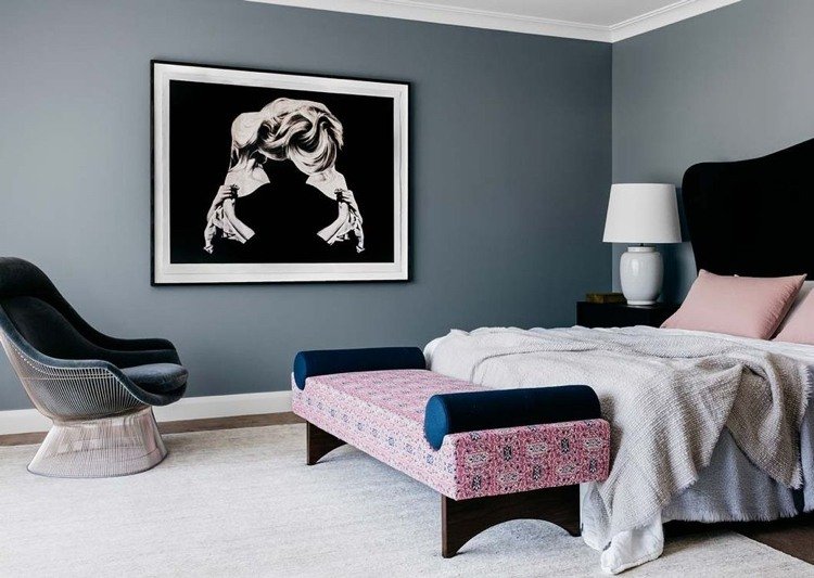 غرفة نوم حديثة طلاء الجدران الرمادية دفقة وردية اللون لمقعد السرير