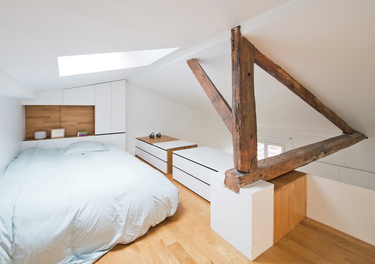 غرفة نوم بيضاء اللون كوة مرئية العوارض الخشبية
