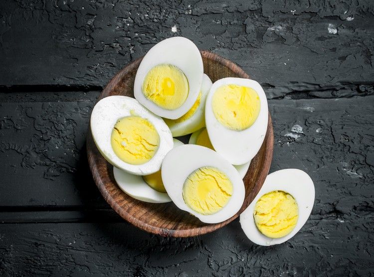 البيض المسلوق كوجبة خفيفة صحية من البروتين