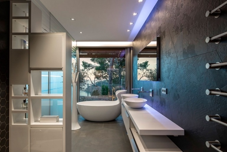 تصميم الحمام - أفكار للحمام - بانيو - بلاط - وحدات - أثاث أبيض