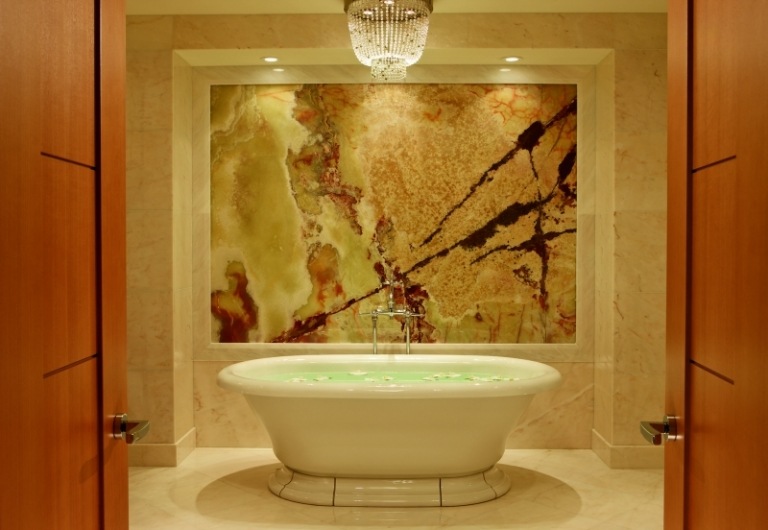 تصميم الحمام - تصميم حوض استحمام قائم بذاته فاخر مثبت على الحائط