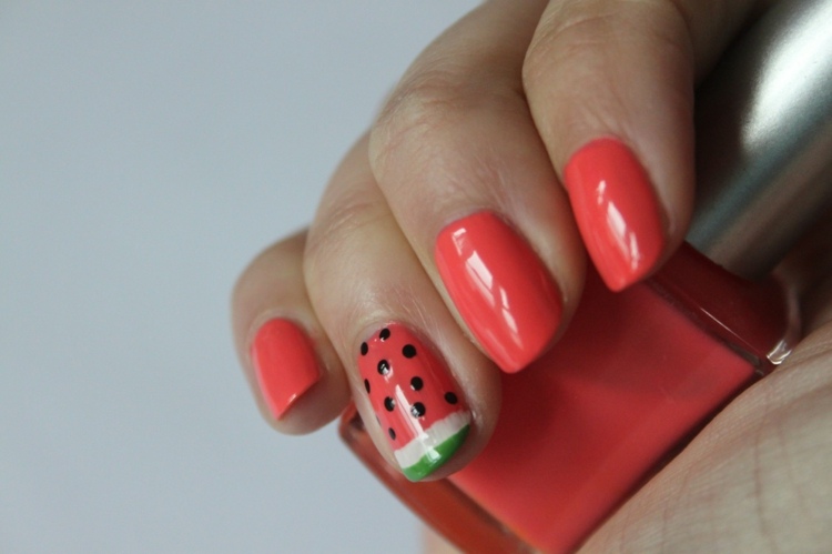 تصميم الأظافر الصيفية مع عزر البطيخ الفاكهة