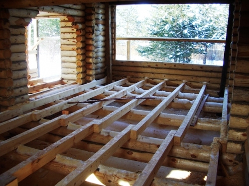 חפיפה בין רצפות בבית העשוי עץ עץ מעוגל