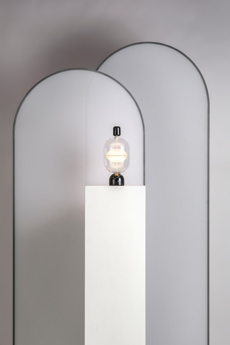 إضاءة خفية مع مصباح طاولة تزييني مصنوع من زجاج مزدوج الجدران ورخام