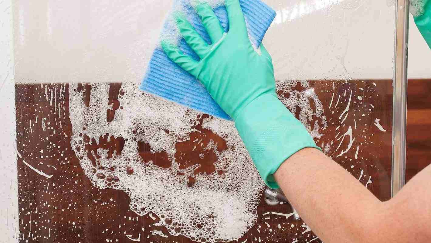العلاجات المنزلية لتنظيف الترسبات الكلسية في مقصورة دش الحمام الزجاجية