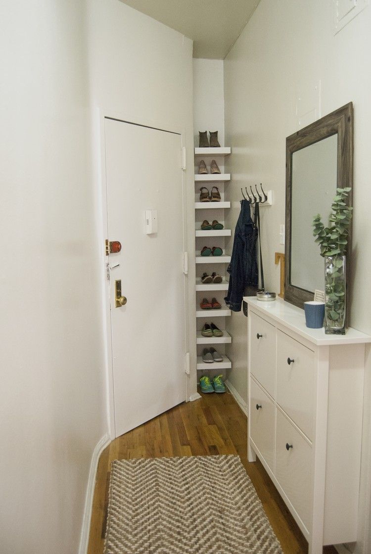 الزاوية خلف الباب الأمامي لخزانة الأحذية تستخدم أفكارًا لمنافذ ومساحة تخزين أكبر في الشقق الصغيرة