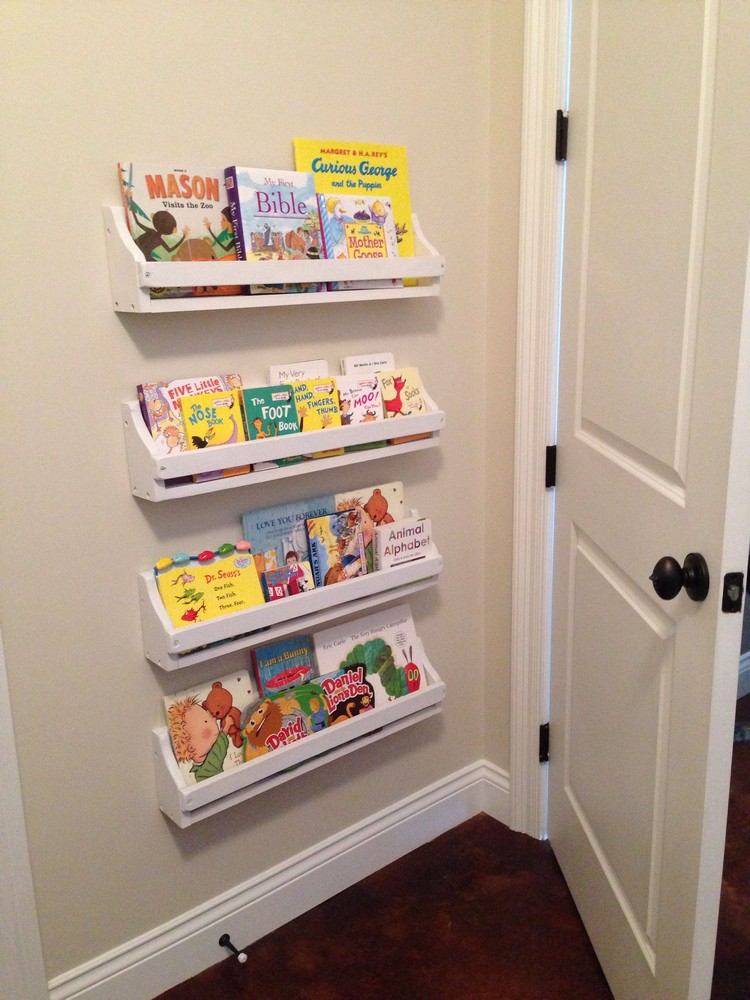 ركن خلف الباب لأرفف الكتب يستخدم أفكارًا لغرفة الأطفال الصغيرة