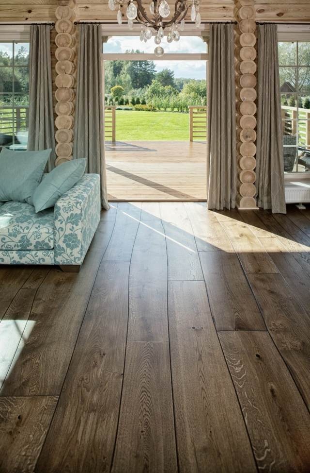 أرضية خشبية جذابة للأريكة المصنوعة من الحبوب من مدخل المنزل