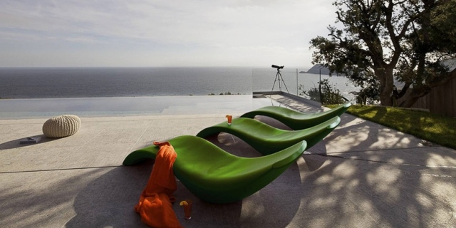 لا متناهي - حمام سباحة - تراس - أخضر - مصمم - كراسي استلقاء للتشمس