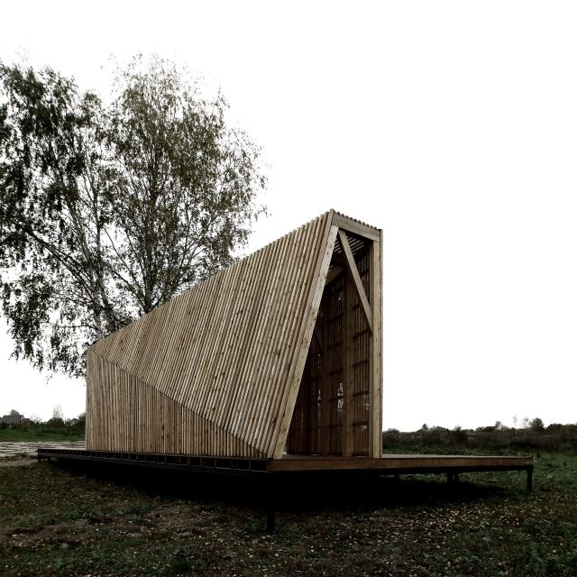 منزل صيفي بسيط من الخشب الطبيعي في موسكو المهندسين المعماريين خاتشوريان
