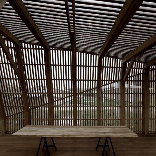 مشروع منزل صيفي لشرائح خشبية من البولي كربونات