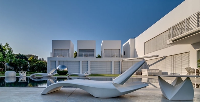 منزل فخم في إسرائيل مكعب مسبح تراس تصميم أبيض كراسي تشمس