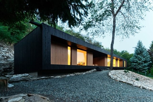 منزل معمارى بسيط على منحدر من الخشب المنحدر لمنزل المهندسين المعماريين hideg