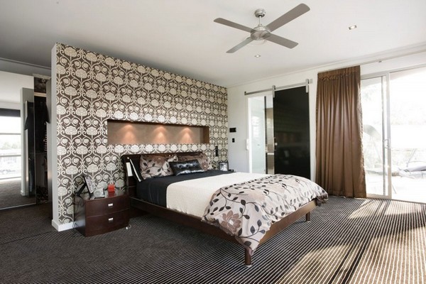 غرفة نوم بنية اللون مع تصميم حائط إبداعي