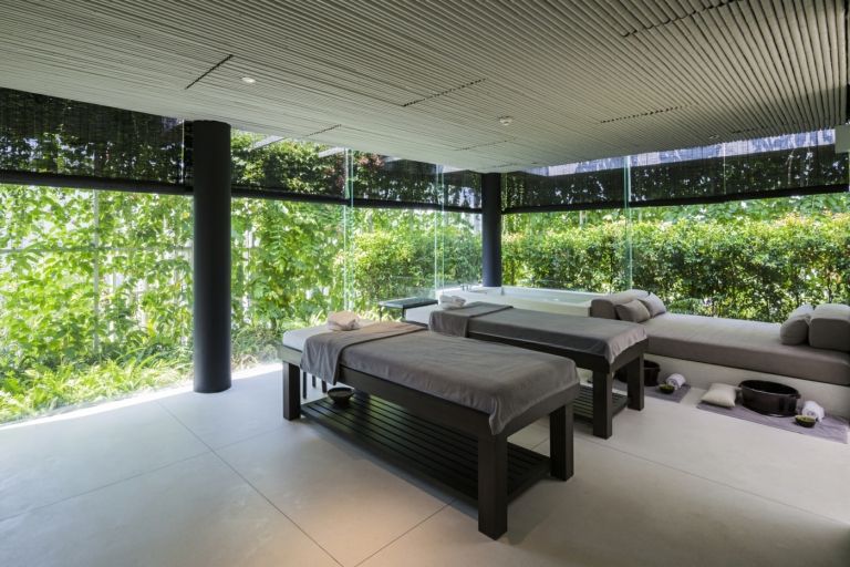 افتح غرفة صحية بها نباتات بدلًا من الستائر لإضفاء أجواء طبيعية