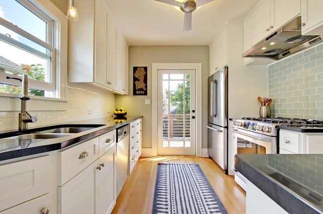 مطبخ حديث كبير منزل ريفي أبيض لوح أرضية قرميد