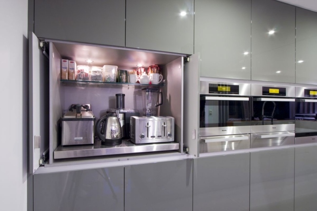 مساحة تخزين مطبخ حديثة كبيرة مدمجة باللون الرمادي شديد اللمعان