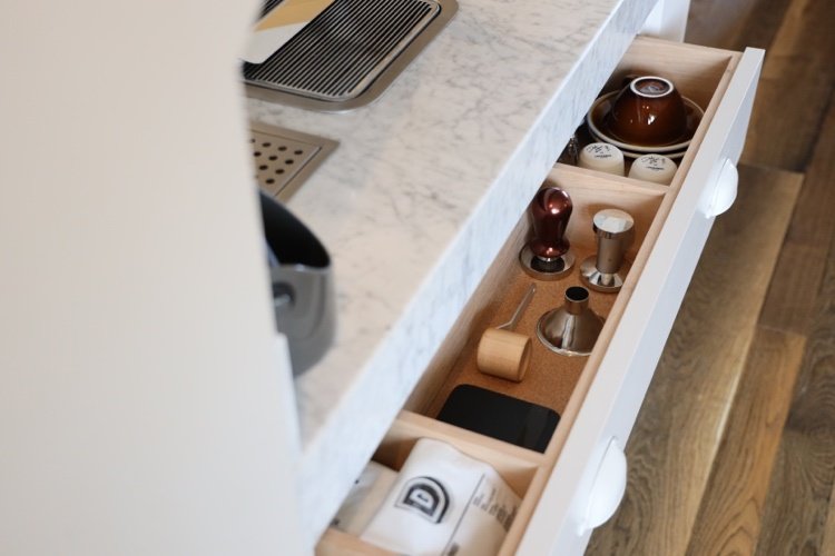 صمم خزانة ذات أدراج للمطبخ كقهوة بار