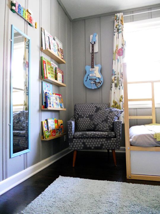 قم بإعداد ركن للقراءة في غرفة الأطفال ، ورفوف جدارية ، وكتب ، وكراسي بذراعين