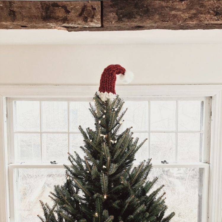 فكرة لأعلى الشجرة - استخدم قبعات سانتا كلوز كزينة لشجرة عيد الميلاد