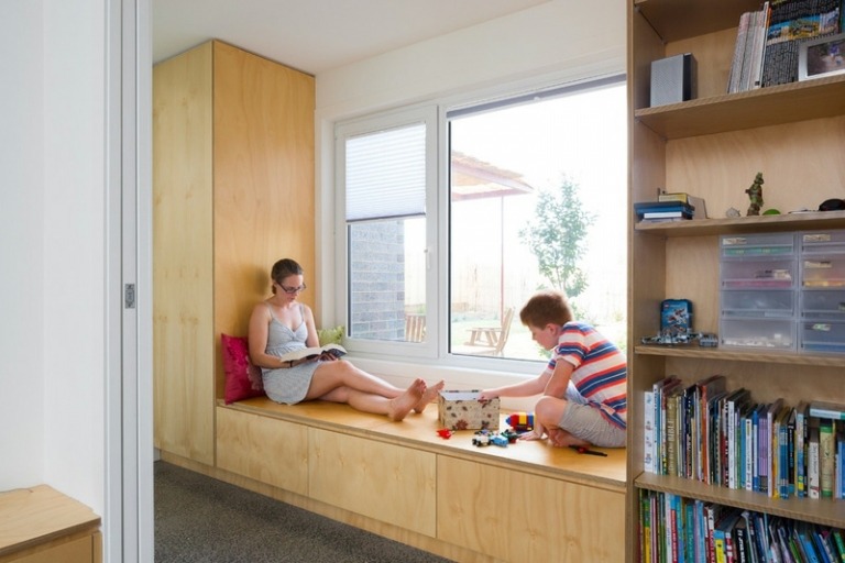 منطقة الجلوس نافذة منطقة اللعب رف الكتب والأثاث الخشبي