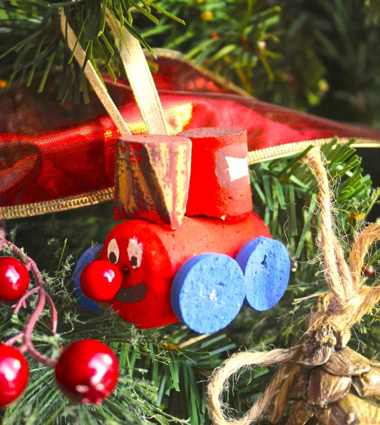 زينة عيد الميلاد مصنوعة من الزخارف القاطرة الفلين الأحمر الأزرق الحرفية فكرة