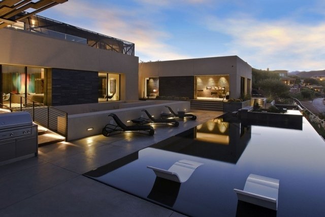 منزل سقف مسطح حديث كراسي حمام سباحة إنفينيتي إضاءة صالة خارجية