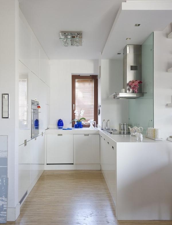 مطبخ صغير-تصميم-أبيض-نقي-دواليب-أجهزة-زجاج-حماية من رذاذ الماء