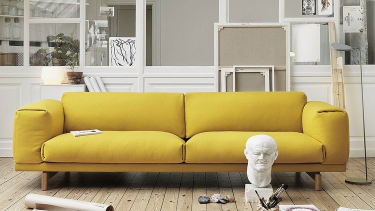 اجمع بين اللون الأصفر الغني للأريكة على النقيض من غرفة المعيشة