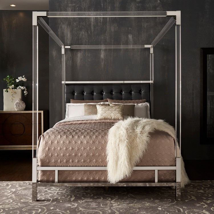 سرير مغطى بأربعة أعمدة مع بياضات أسرّة رقيقة وإطار معدني وردي الألفية وجدار رمادي