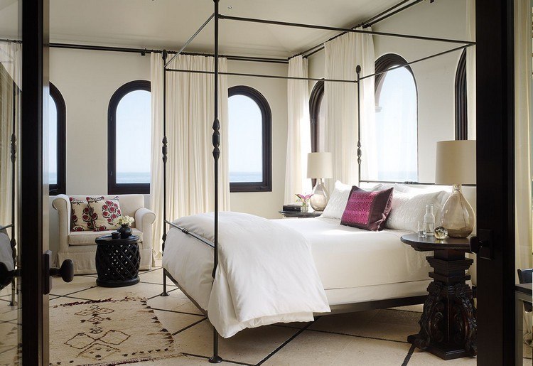 اختر اتجاه التصميم مع سرير مغطى بأربعة أعمدة إطارات رفيعة وأشكال بسيطة