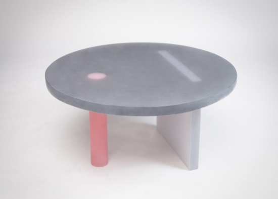 طاولة رمادية مصممة - أثاث - من - راتنج - ملون