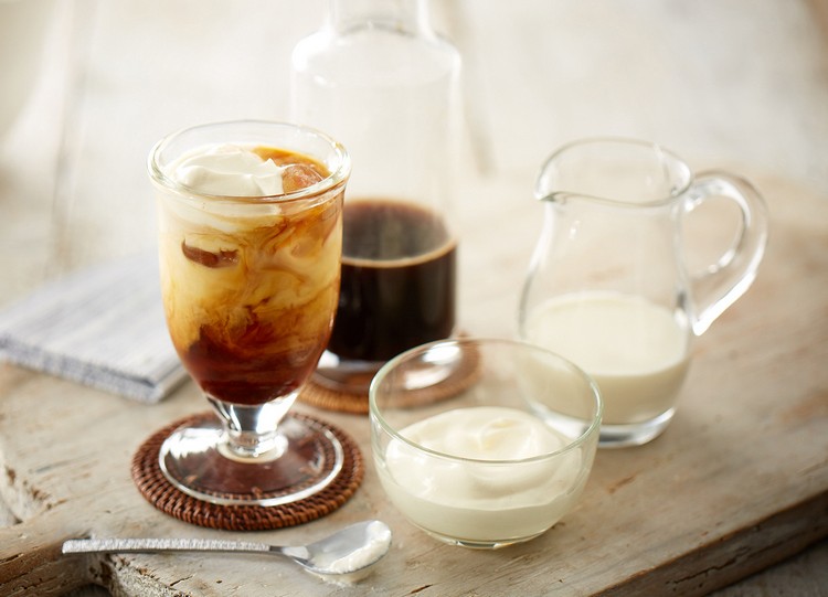 اصنع قهوة مثلجة بنفسك مكونات - قهوة - بارد - فانيليا - آيس كريم - حليب - كريم