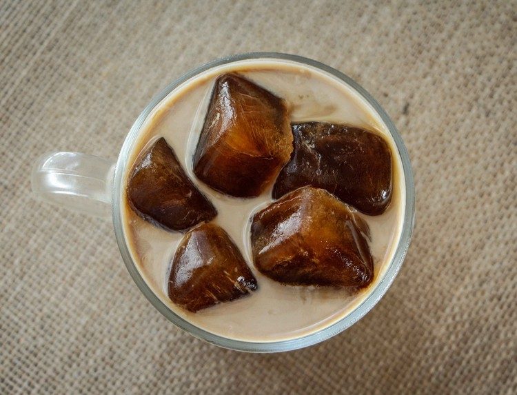 قهوة مثلجة افعلها بنفسك بسرعة مكعبات ثلج قهوة مجمدة