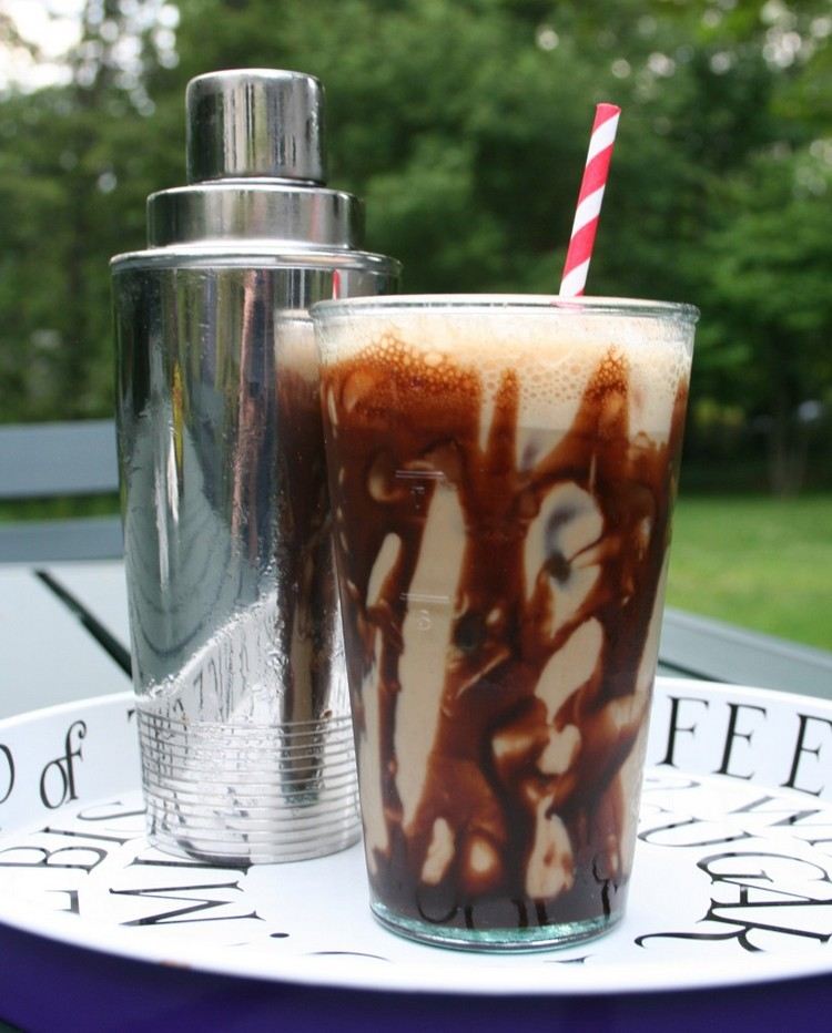 قهوة مثلجة-افعلها بنفسك-فرابيه-شاكر-شوكولاتة-صوص-جليد-صوص-شرب-قش
