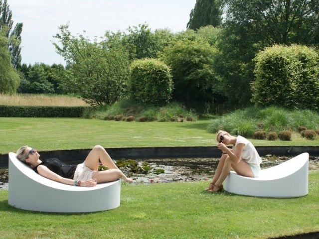 أريكة صالة دائرية من البلاستيك الأبيض لغة تصميم واضحة Pieter Jamart