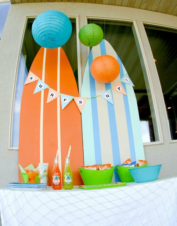 حفلة عيد ميلاد فانوس على شكل لوح ركوب الأمواج على طاولة بوفيه الشاطئ