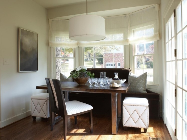 نافذة خارجية - تزيين - أرضية خشبية - طاولة طعام - كرسي - كرسي - مقعد - بني داكن - لون الحائط - أبيض