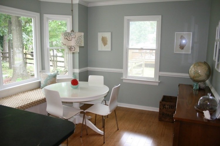 نافذة الخليج-تزيين-الجدار-اللون الرمادي-نافذة مقعد-طاولة-كراسي-بيضاء-خشبية أرضية-خزانة جانبية