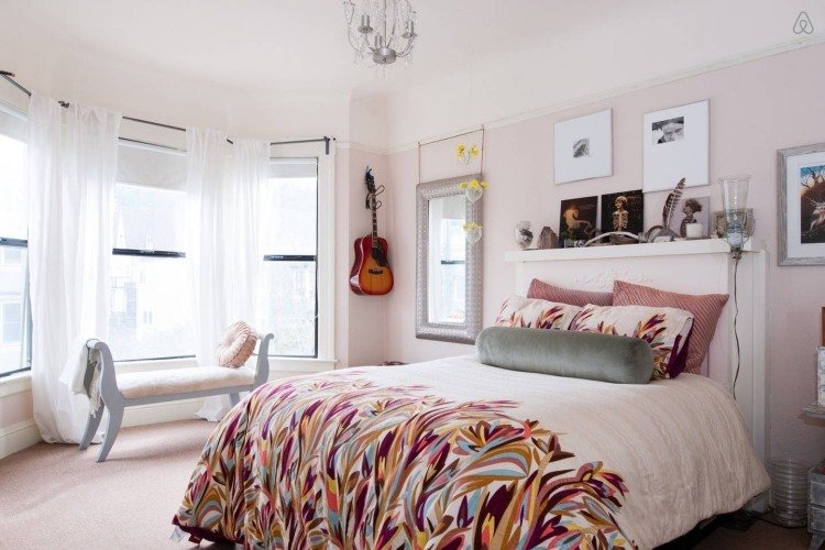 تزيين نافذة الخليج - غرفة نوم - بياضات سرير - وسائد - بيضاء - زهرية - مقاعد البدلاء