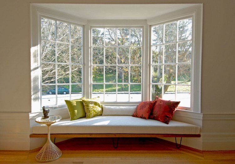 نافذة خارجية - تزيين - نافذة - مرتبة - وسادة - وسادة - أرضية خشبية - نافذة شبكية