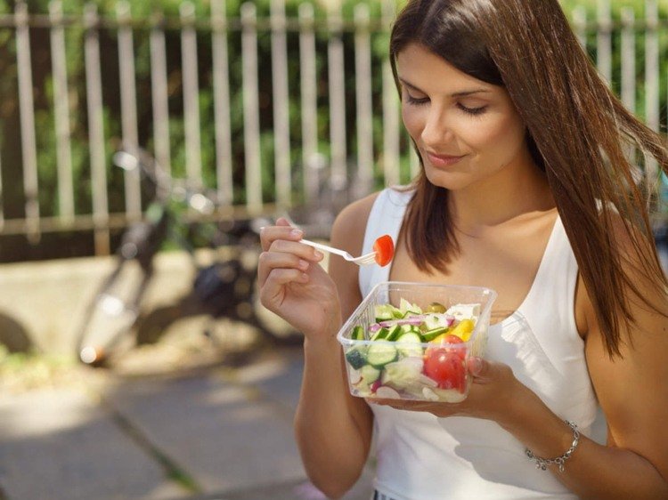 لماذا من غير الصحي تناول الطعام أثناء الوقوف ونصائح لتحسين الهضم