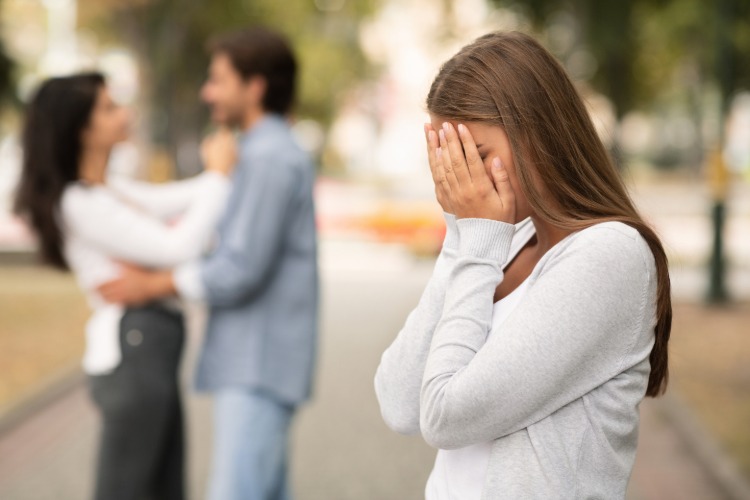 امرأة حزينة تبكي بعد أن وجد شريكها السابق شريكًا جديدًا