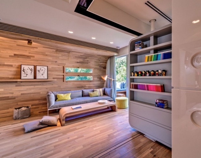 شقة تصميم - للبيع - ديكورات داخلية إسرائيلية - ألواح خشبية - خزانة كتب على شكل أريكة