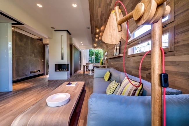 المظهر الطبيعي لغرفة المعيشة التصميم الداخلي لوحة الحائط الخشبية طاولة القهوة مصمم الأثاث