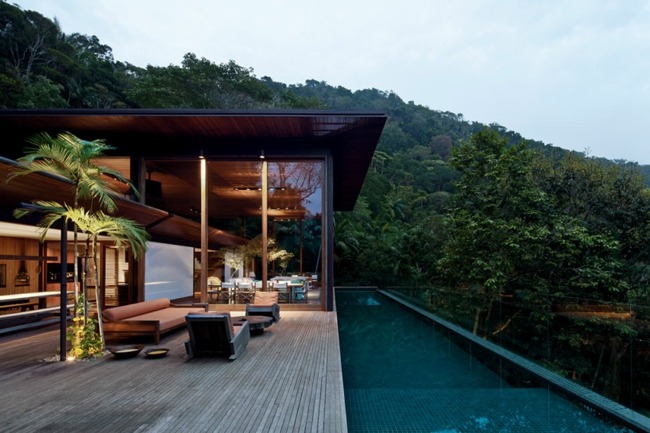 منزل عطلة غريب البرازيلية تطل على الغابة تطل على حمام السباحة